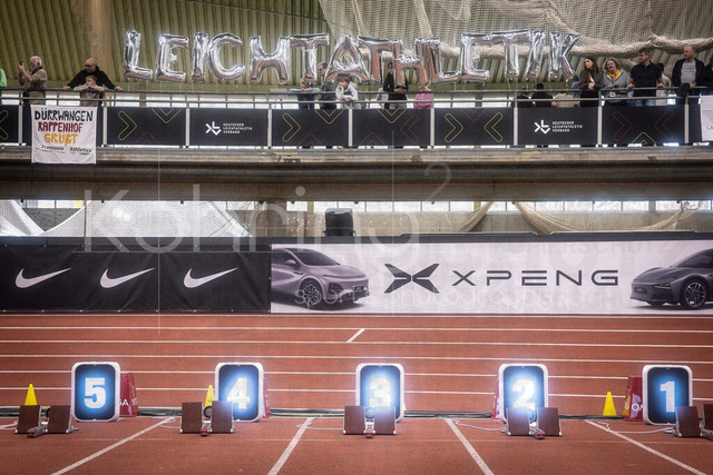 Deutsche Leichtathletik-Hallenmeisterschaften; Dortmund, 28.02.2026 | Impressionen - Ein Leichtathletik-Schriftzug aus Luftballons hinter den Startblöcken; Deutsche Leichtathletik-Hallenmeisterschaften am 28.02.2026 in der Helmut-Körnig-Halle in Dortmund. 