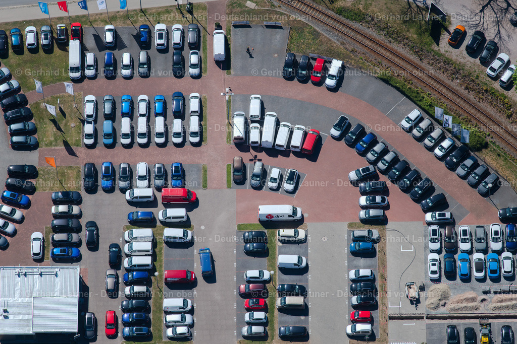 4026779 | WEIMAR 07.05.2020 Kreis- runder Parkplatz und Abstellfläche für Automobile - PKW des Autohandels der Glinicke Dienstleistungs GmbH in Weimar im Bundesland Thüringen, Deutschland. Weiterführende Informationen bei: Glinicke Dienstleistungs GmbH. // Parking and storage space for automobiles of Autohandels of Glinicke Dienstleistungs GmbH in Weimar in the state Thuringia, Germany. Further information at: Glinicke Dienstleistungs GmbH. Foto: Gerhard Launer