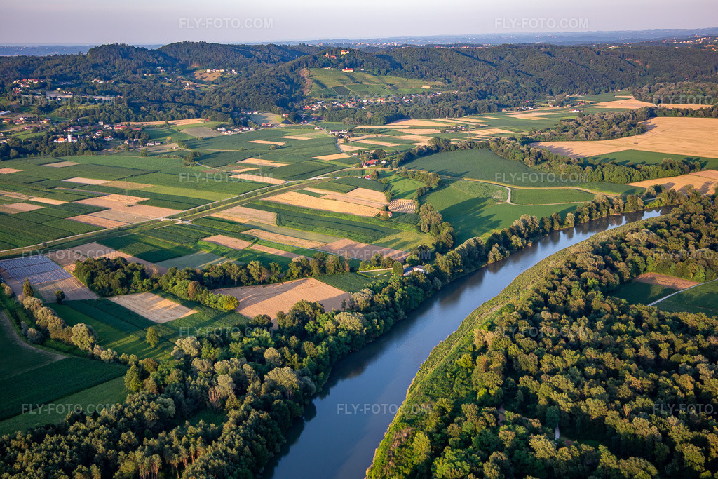 Aerial view: Drava river bend in the district Vurberk in Duplek in the state Slovenia, Slovenia.Photo: IMG_137402.jpg taken on 07/08/2023 by Werner Riehm/FLY-FOTO.comResolution of the original: 5472 x 3648 px