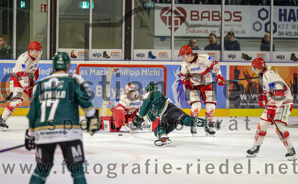2025-09-12_051_TSV_Erding_gegen_EV_Landshut | Erding, Deutschland, 12.09.2025:Eishockey, Oberliga Süd 2025 / 2026, Testspiel, TSV Erding gegen EV Landshut, Endergebnis: 4:6Martin Has (EV Landshut, #77), Philipp Dietl (EV Landshut, #29), Marco Pfleger (Erding Gladiators, #47), Oliver Stümpel (EV Landshut, #93), David Stieler (EV Landshut, #21)Foto: Christian Riedel / fotografie-riedel.net
