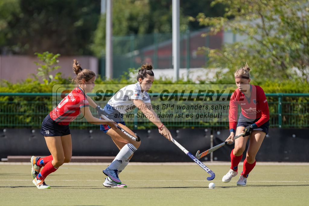 HK_20220903_109587 | 1. Bundesliga Damen Düsseldorfer HC - Berliner HC am 3.9.2022 DHC Düsseldorf, Düsseldorf , Agustina Albertarrio ( Düsseldorfer HC #9 ) , Linnea Weidemann ( Berliner HC #10 )