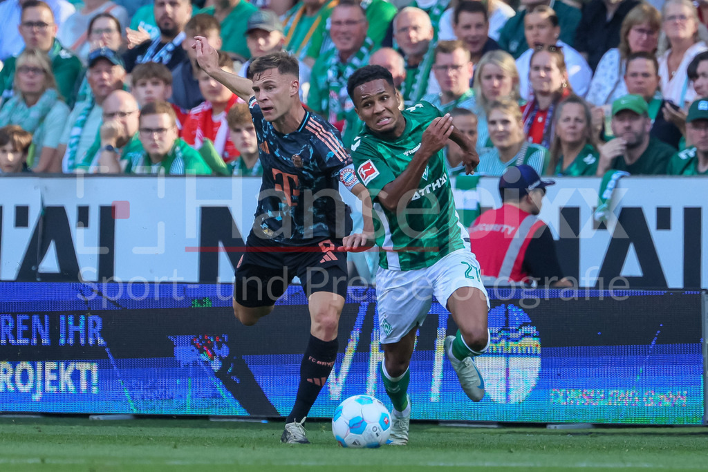 Fussball, Bundesliga, SV Werder Bremen - FC Bayern München | v.li.: Joshua Kimmich (FC Bayern München, 6) und Felix Agu (SV Werder Bremen, 27) im Zweikampf, Duell, Dynamik, Aktion, Action, Spielszene, DIE DFL-RICHTLINIEN UNTERSAGEN JEGLICHE NUTZUNG VON FOTOS ALS SEQUENZBILDER UND/ODER VIDEOÄHNLICHE FOTOSTRECKEN. DFL REGULATIONS PROHIBIT ANY USE OF PHOTOGRAPHS AS IMAGE SEQUENCES AND/OR QUASI-VIDEO.