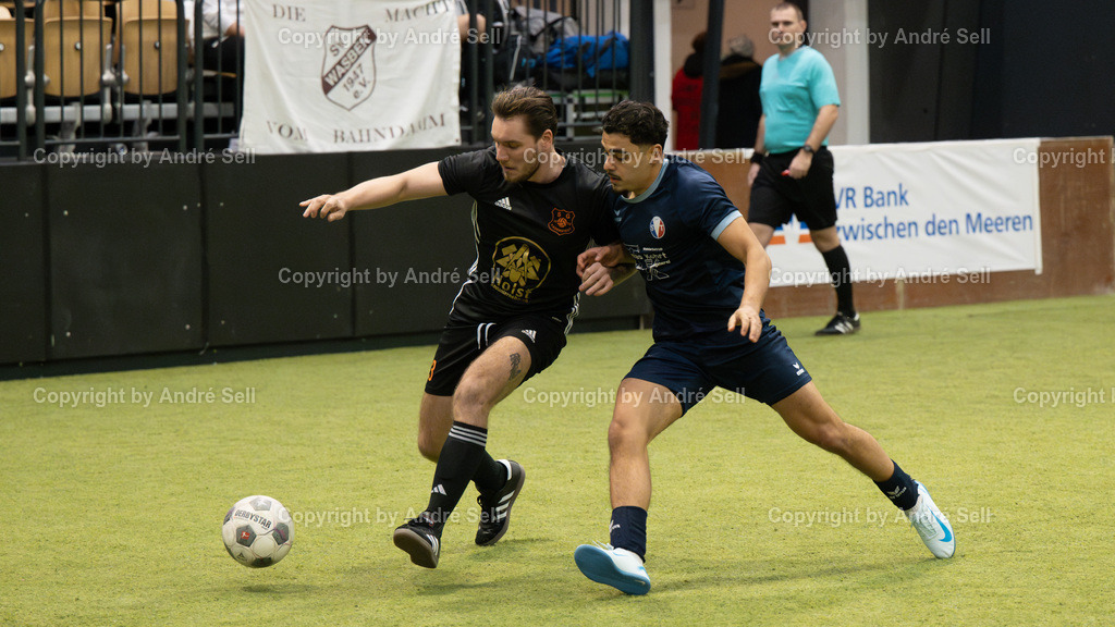 Vorrunde - Gruppe A - SG Padenstedt vs SV Tungendorf | Marko Ahrens (SGP #23) / Melih Bulut (SVT #15) // 44. RS-Reifenhandel-Cup 2024 / Vorrunde - Gruppe A - SG Padenstedt vs SV Tungendorf / Holstenhalle 1 / Neumünster / 26.12.24 - Realisiert mit Pictrs.com