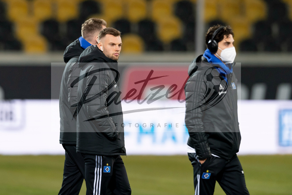 SGDHSV20220114_007 | Fussball, Herren: Manuel Wintzheimer (Hamburger SV) schaut bei dem Spiel der 2. Bundesliga zwischen SG Dynamo Dresden und Hamburger SV im Rudolf-Harbig-Stadion am 14.01.2022 in Dresden, Deutschland.DFB / DFL REGULATIONS PROHIBIT ANY USE OF PHOTOGRAPHS AS IMAGE SEQUENCES AND/OR QUASI-VIDEO. - Realisiert mit Pictrs.com