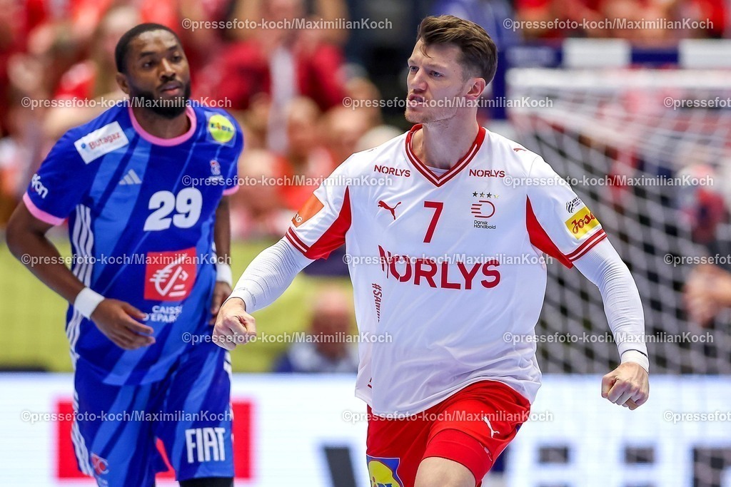 EHF22012603206 | 22.01.2026, Handball, Men's EHF EURO 2026, Frankreich - Dänemark, Jyske Bank Boxen in Herning, Dänemark, Main Round:  Emil Jakobsen (Denmark #07) jubelnd