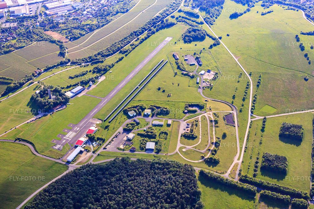 Luftbild: Flugplatz Würzburg-Schenkenturm - EDFW im Ortsteil Dürrbachtal in Würzburg im Bundesland Bayern in Deutschland. Foto: IMG_66215.jpg vom 30.05.2014 durch Werner Riehm/FLY-FOTO.deWWW.FSCW.DE