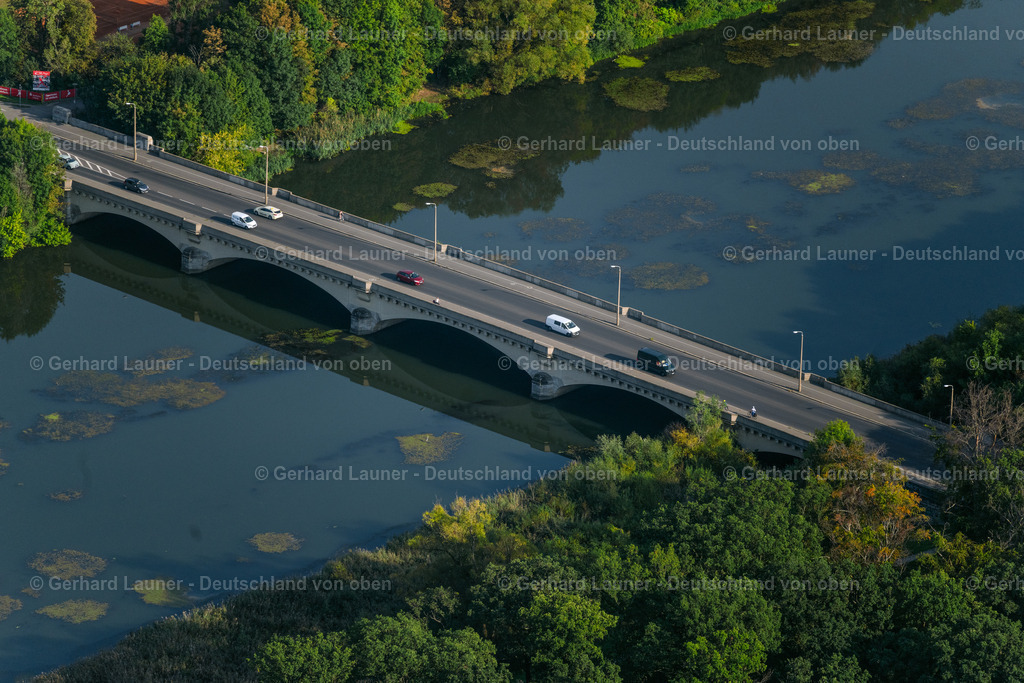 4040325 | LEIPZIG 14.09.2020 Fluß - Brückenbauwerk "Landauer Brücke" zur Überquerung über das Elsterbecken in Leipzig im Bundesland Sachsen, Deutschland. // River - bridge construction "Landauer Bruecke" over the Elsterbecken in Leipzig in the state Saxony, Germany. Foto: Gerhard Launer