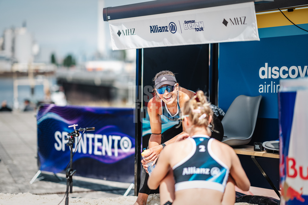 Beachvolleyball | Frauen | German Beach Tour 2024 | Tourstop Bremen | 06.06.2024 | Leonie Klinke (links) lächelt Sarah Schneider (rechts) an