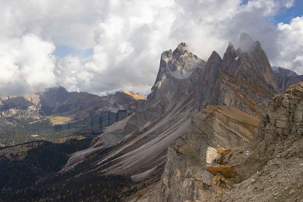 20221012121705 | 
Die Geislergruppe wird im Süden von Gröden, im Norden von Villnöß und im Westen vom Eisacktal begrenzt. Im Osten stellt die Roa-Scharte (ladinisch Furcela dla Roa) den Übergang zur Puezgruppe dar, von der sie weiters durch den Cislesbach getrennt und mit der sie oft als Puez-Geisler-Gruppe zusammengefasst wird. - Realisiert mit Pictrs.com
