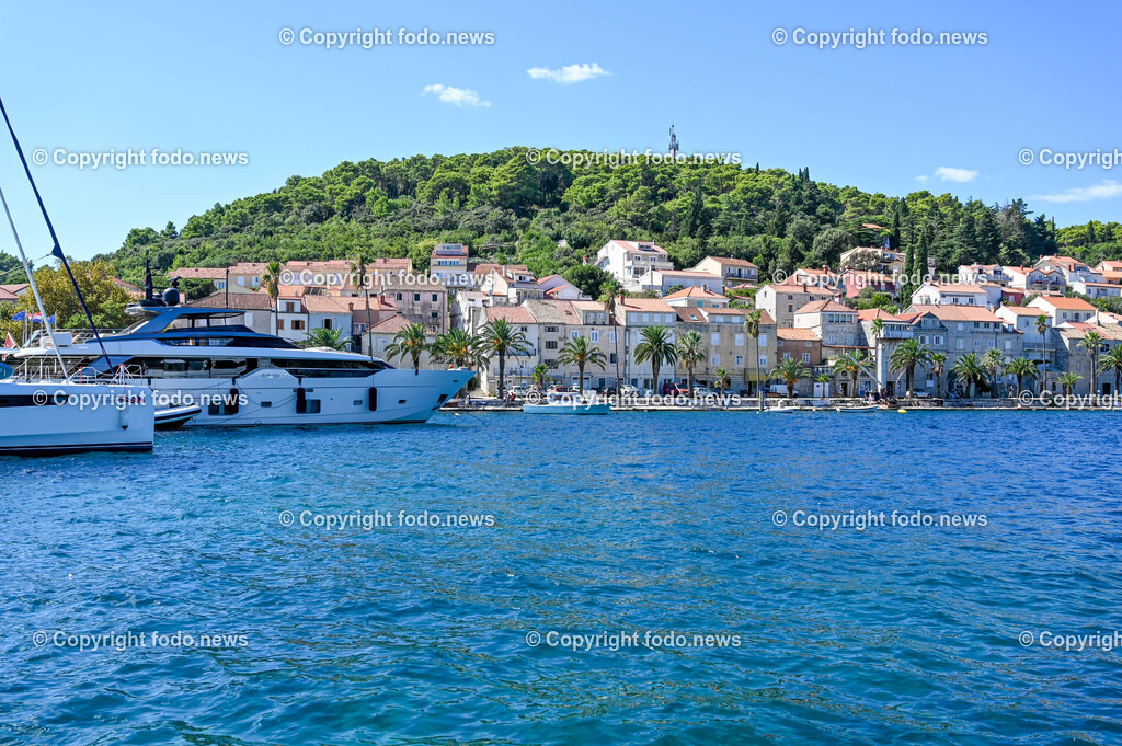 Kroatien_ Korcula_ Insel in Sueddalmatien_ Korcula Stadt_ 13.09.2024-120 | 13.09.2024, Kroatien, HRV, Korcula, Insel in Sueddalmatien, Korcula Stadt im Bild Hafen, Hafenansichten, Boot, Boote, Schiff, Schiffe, Gebauede, Adria, Meer, Stadtansichten, Altstadt, Marco Polo, Museum, Touristen, Souvenier, Restaurant, KonobaKorcula - Schwarzes Korfu - benannt nach den dunklen Kiefernwaeldern, ist eine zu Kroatien gehoerende Insel in der Adria vor der Kueste Sueddalmatiens. Zugleich ist sie Teil des Dinarischen Gebirges. Quelle: Wikipedia