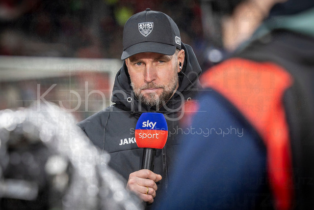 German Bundesliga, Bayer 04 Leverkusen vs. VfB Stuttgart, 10.01.2026 | LEVERKUSEN, GERMANY - JANUARY 10:  Sebastian Hoeneß (Hoenes /Hoeness / Head Coach / Trainer VfB Stuttgart) during the German Bundesliga match on gameday 16 between Bayer 04 Leverkusen vs. VfB Stuttgart at BayArena on January 10, 2026 in Leverkusen, Germany. DFL REGULATIONS PROHIBIT ANY USE OF PHOTOGRAPHS AS IMAGE SEQUENCES AND/OR QUASI-VIDEO.