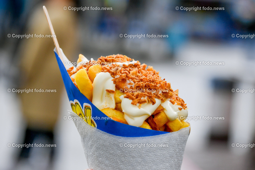Deutschland_ Baden-Wuerttemberg_ Stuttgart_ 26.04.2025-16 | 26.04.2025, Deutschland, GER, Baden-Wuerttemberg, Stuttgart, im Bild Themenbild, Stadtansichten, Stuttgarter Fruehlingsfest, Essen, Trinken, Pommes Frittes, Mayo, Menschen Besucher, Spass, Freude, Feature, Symbolbild