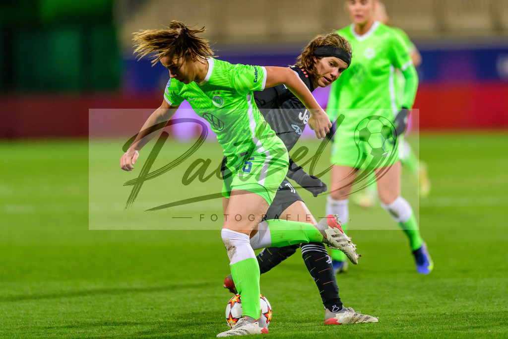 WOBJUV20211118_024 | Fussball, Frauen: Lena Oberdorf (VfL Wolfsburg) und Sofie Junge Pedersen (Juventus FC) im Zweikampf bei dem Spiel der UEFA Women´s Champions League zwischen VfL Wolfsburg und Juventus Turin im AOK-Stadion am 18.11.2021 in Wolfsburg, Deutschland. - Realisiert mit Pictrs.com