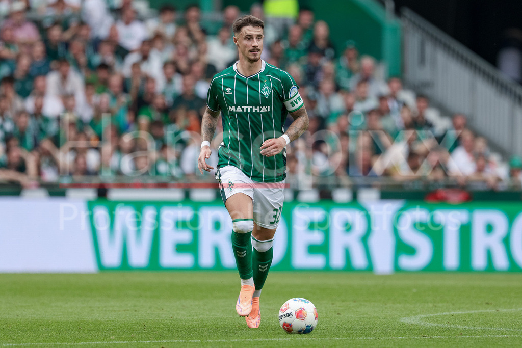 Fussball, Bundesliga, SV Werder Bremen - SC Freiburg | Marco Friedl (SV Werder Bremen, 32) am Ball, Freisteller, Einzelbild, Ganzkörper, Aktion, Action, Spielszene, DIE DFL-RICHTLINIEN UNTERSAGEN JEGLICHE NUTZUNG VON FOTOS ALS SEQUENZBILDER UND/ODER VIDEOÄHNLICHE FOTOSTRECKEN. DFL REGULATIONS PROHIBIT ANY USE OF PHOTOGRAPHS AS IMAGE SEQUENCES AND/OR QUASI-VIDEO.