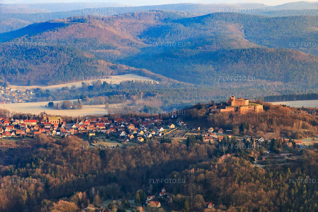Vue aérienne: Ruines du château de Lichtenberg dans les Vosges du Nord à Lichtenberg dans le département Bas Rhin, France.Photo: IMG_105273.jpg prise le 25/03/2018 par Werner Riehm/FLY-FOTO.euRésolution de l'original: 5472 x 3648 px