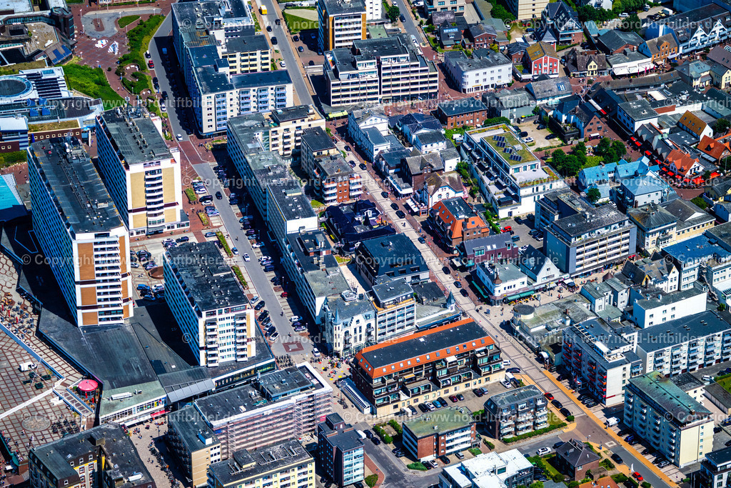 Sylt_Westerland_Mitte_Friedrichstrasse_ELS_0469210625 | SYLT 21.06.2025 Innenstadt mit der Friedrichstraße in Westerland auf der Sylt mit Ortsbereich in Westerland im Bundesland Schleswig-Holstein, Deutschland. // City center with Friedrichstrasse in Westerland on the island of Sylt with local area in Westerland in the federal state of Schleswig-Holstein, Germany. Foto: Martin Elsen