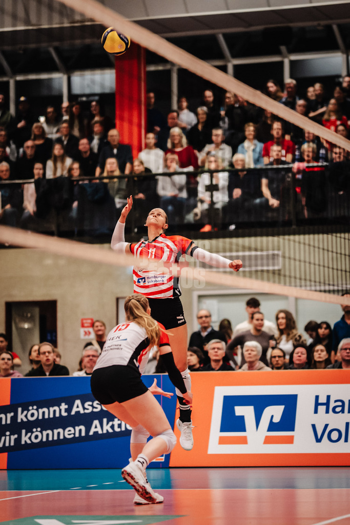 Volleyball | Frauen | Saison 2025/2026 | Volleyball Bundesliga | ETV Hamburger Volksbank Volleys vs. Binder Blaubären TSV Flacht | 06.12.2025 | Svea Frobel (#11, ETV Hamburger Volksbank Volleys) beim Angriff