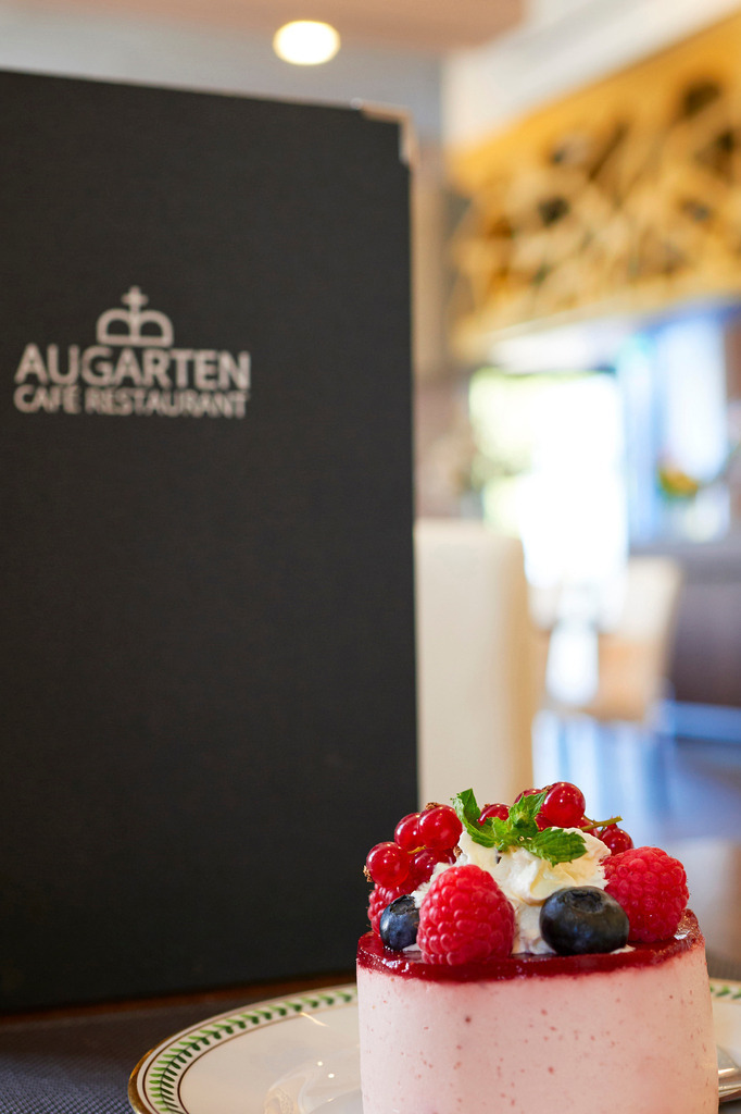 Cafe Restaurant Augarten | Wien, Austria - September 05, 2017: Cafe Restaurant Augarten, Himbeer-Joghurt-Törtchen mit Melange, im Lokal. - Realisiert mit Pictrs.com