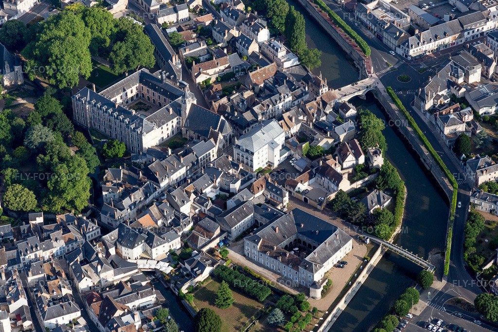 Aerial view: View of the town in Vendôme in the state Loir et Cher, France. – Photo: IMG_101096.jpg taken on 06/24/2017 by Werner Riehm/FLY-FOTO.com – Resolution of the original: 5472 x 3648 px