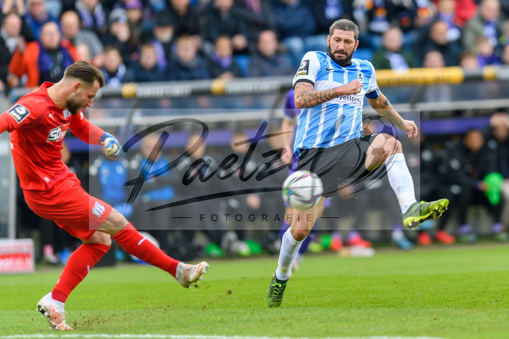 OSNTSV20211106_058 | Fussball, Herren: Torwart Philipp Kühn (VfL Osnabrueck) und Sascha Moelders (TSV 1860 Muenchen) im Zweikampf bei dem Spiel der 3. Liga zwischen VfL Osnabrueck und TSV 1860 Muenchen im Stadion an der Bremer Bruecke am 06.11.2021 in Osnanbrueck, Deutschland.DFB / DFL REGULATIONS PROHIBIT ANY USE OF PHOTOGRAPHS AS IMAGE SEQUENCES AND/OR QUASI-VIDEO. - Realisiert mit Pictrs.com
