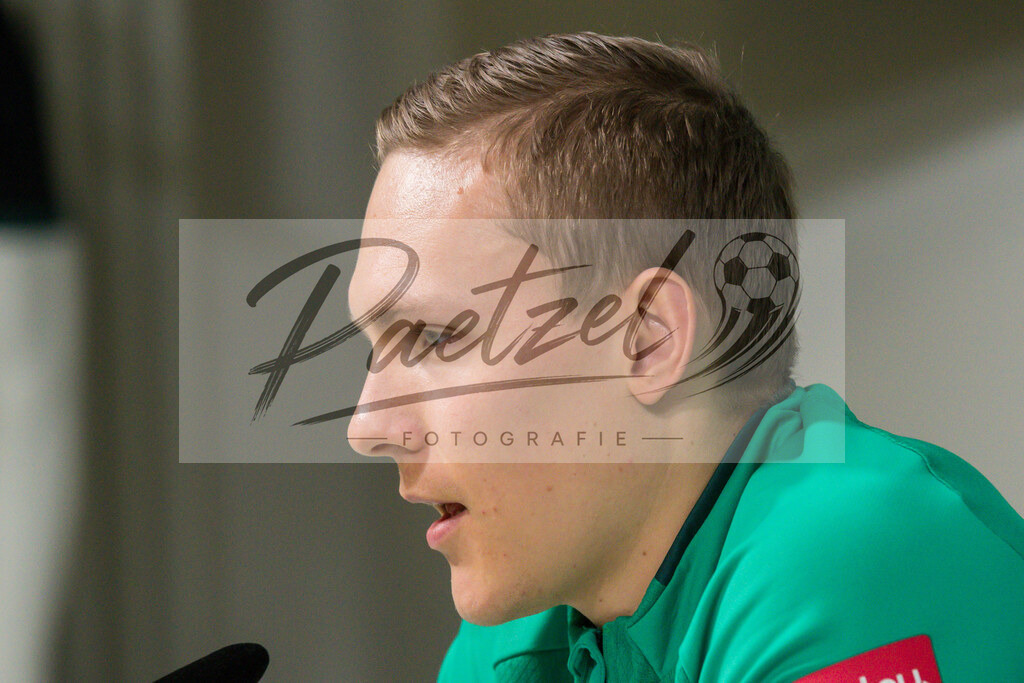 20200218_PKWEBR_0008 | Fussball, Herren: Ludwig Augustinsson (SV Werder Bremen) schaut waehrend der Pressekonferenz des SV Werder Bremen im Presseraum des wohninvest Weserstadion am 18.02.2020 in Osnabrueck, Deutschland. - Realisiert mit Pictrs.com