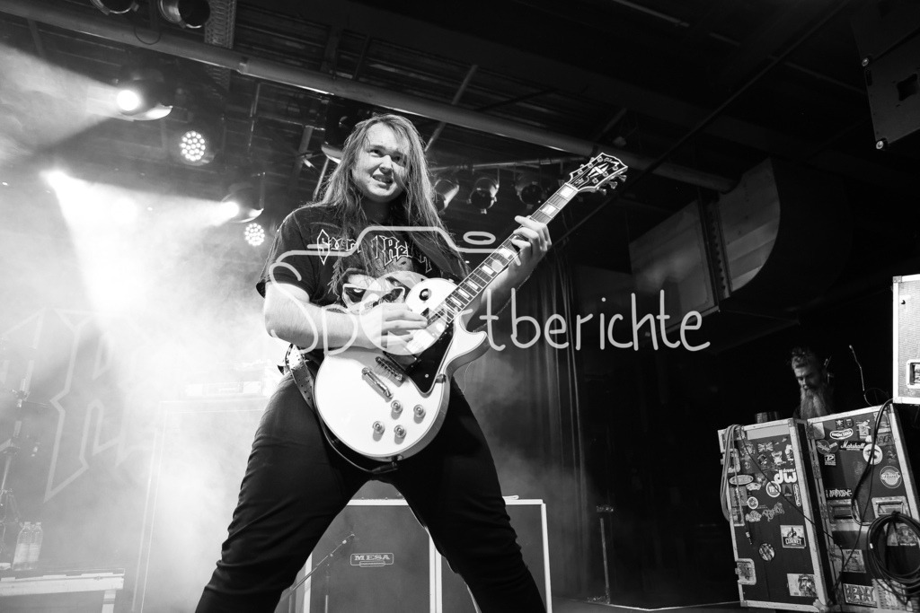Night Of The Living Trash  | Sacred Reich Gitarrist Joey Radziwill in Aktion beim Auftritt im Backstage Werk in Muenchen