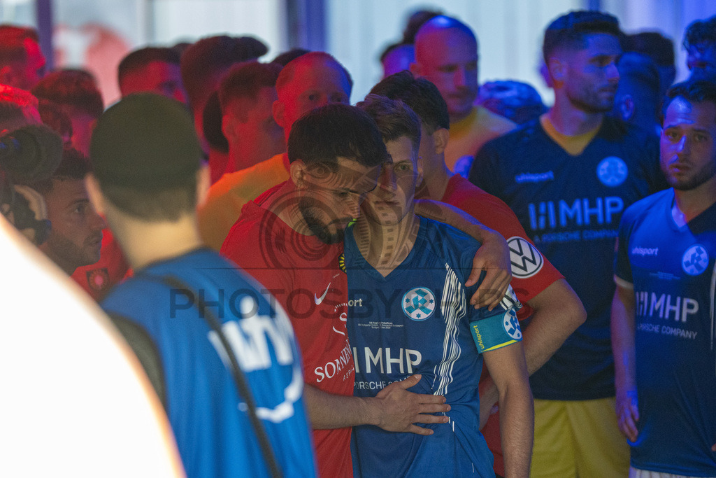 Stuttgarter Kickers vs. SG Sonnenhof Großaspach, Fussball, WFV-Pokal, Finale, 23.05.2026 | Nico Blank (Stuttgarter Kickers, #15) und Volkan Celiktas (SG Sonnenhof Großaspach, #05) nach Spielunterbrechung bevor die Partie fortgesetzt wird,Stuttgarter Kickers vs. SG Sonnenhof Großaspach, Fussball, WFV-Pokal, Finale, 23.05.2026