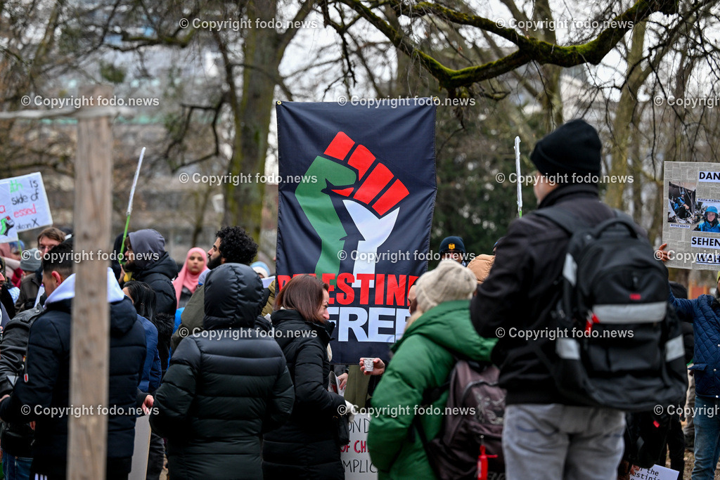 Demonstration Paleastina in Linz_ Pro Gaza_ 14.01.2024-11 | 14.01.2024, Linz, AUT, Demonstration, im Bild Palästina, Palaestina, Gaza, Demoteilnehmer, Teilnehmer, Kundgebung, Plakate, Fahnen, Polizei, Beamte, Polizeifahrzeuge, Einsatzkraefte, Israel, Krieg, Hamas, Geisel, Freiheit, Frieden