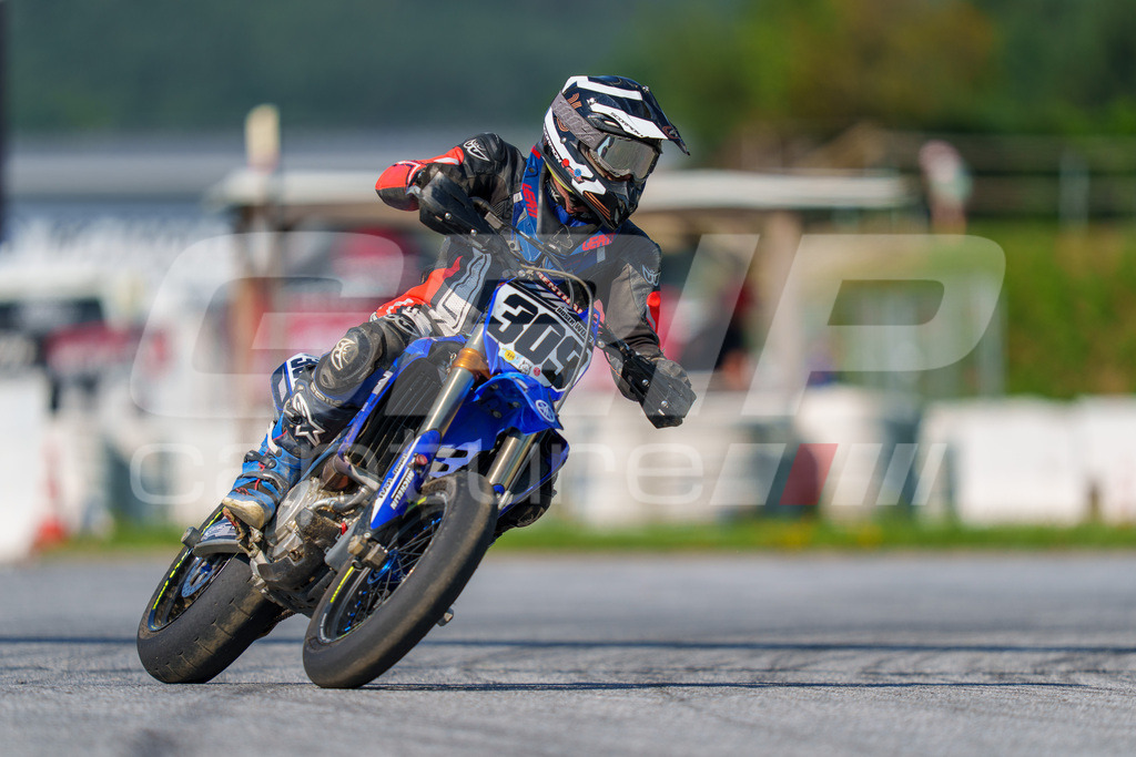 SuperMoto_Staatsmeisterschaft_Greinbach_193 | GRIPcapture steht für authentische Sportfotografie in Österreich – für Momente, die mehr sind als Geschwindigkeit oder Ergebnis. Es geht um Emotion, Spannung, Fokus und den Augenblick, der oft nur einen Wimpernschlag dauert.Ob Motorsport, Teamsport oder 