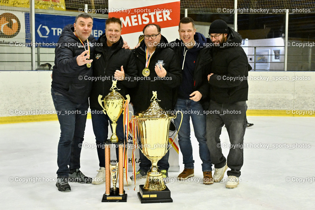 ESC Sparkasse Steindorf Meister 2025/26 | Kärntner Eishockeyverband Präsident Michael Herzog Löschnig, Headcoach ESC Steindorf Mayer Michael, Asisstencoach ESC Steindorf Gasser Daniel, Sportlicher Leiter ESC Steindorf Armin Ratz, Sektionsleiter ESC Steindorf Hans Tschernutter, ESC Sparkasse Steindorf Meister 2025/26, ESC Sparkasse Steindorf Meister 2025/26 am 08.03.2026 in Althofen (Stadthalle Althofen), Austria, (Photo by Bernd Stefan)