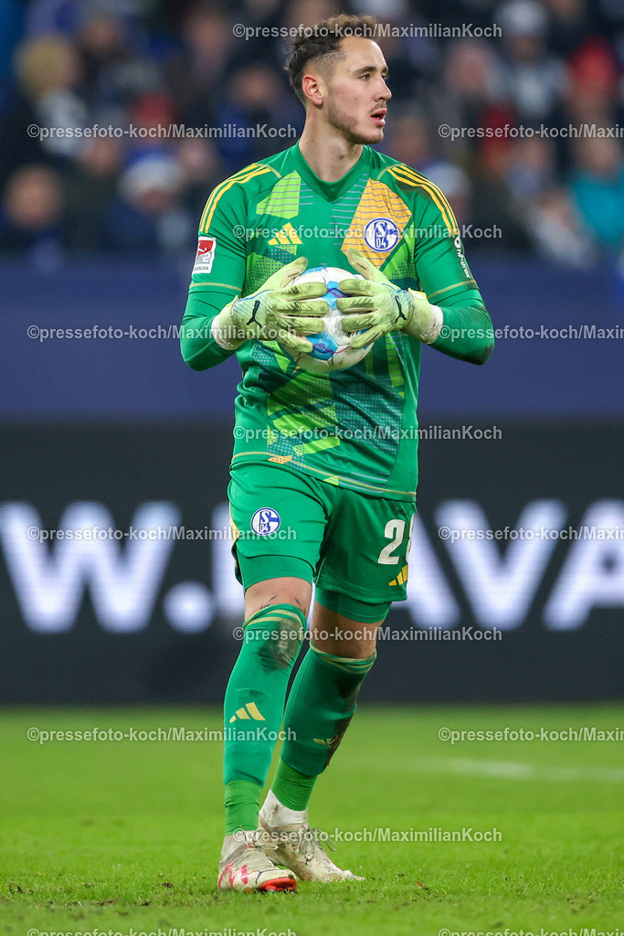 Schalke29112401090 | 29.11.2024, Fußball, FC Schalke 04 - 1. FC Kaiserslautern, 2. Fußball Bundesliga, Veltins-Arena Gelsenkirchen, Saison 2024 2025: Torwart Justin Heekeren (S04 #28)DFB regulations prohibit any use of photographs as image sequences and or quasi-video.
