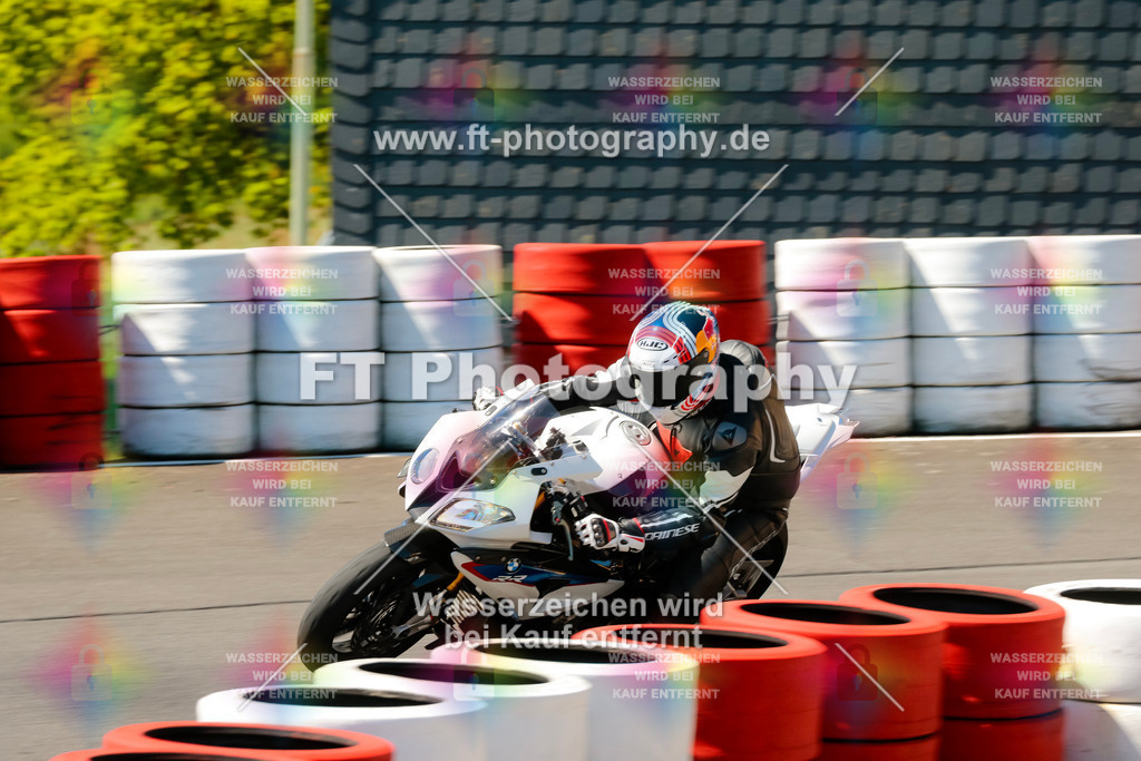 Moto-TeamOBK-21954 | Hier findet Ihr Bilder von Touristenfahrten auf der Nürburgring Nordschleife oder von anderen Veranstaltungen die ich besucht habe. Viel Spass beim Durch Schauen 