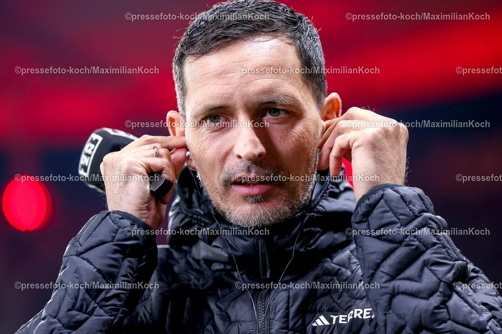 SGE30112501015 | 30.11.2025, Fußball, Eintracht Frankfurt - VfL Wolfsburg, 1. Fußball Bundesliga, 12. Spieltag, Deutsche-Bank-Park (Frankfurt am Main), Saison 2025 2026: Cheftrainer Dino Toppmöller (Eintracht Frankfurt #hc) vor dem Spiel  DFB Regulations prohibit any use of photographs as image sequences and or quasi-video.