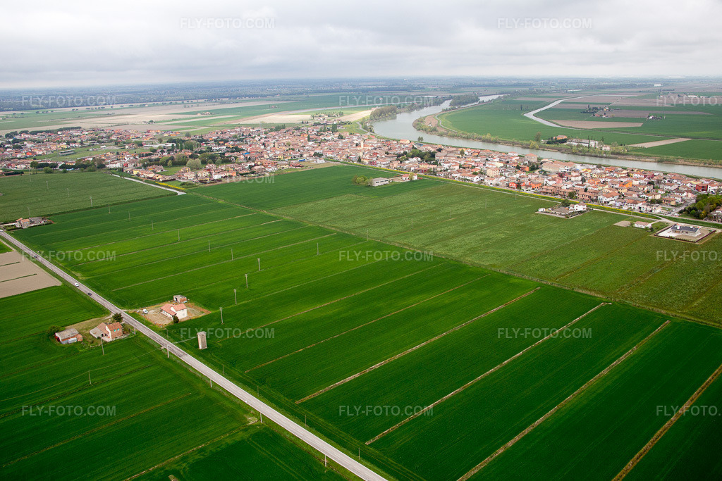 Aerial view: View of the town in Goro in the state Ferrara, Italy.Photo: IMG_087633.jpg taken on 04/09/2016 by Werner Riehm/FLY-FOTO.comResolution of the original: 5472 x 3648 px