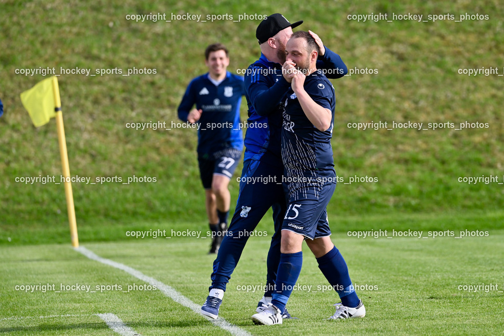 FC Faakersee vs. FC Dölsach | Jubel FC Dölsach Mannschaft, #15 Markus Bachmann FC Dölsach, Headcoach FC Dölsach Andreas Wenger, FC Faakersee vs. FC Dölsach, FC Faakersee vs. FC Dölsach am 20.04.2025 in Finkenstein (Sportplatz Finkenstein), Austria, (Photo by Bernd Stefan)