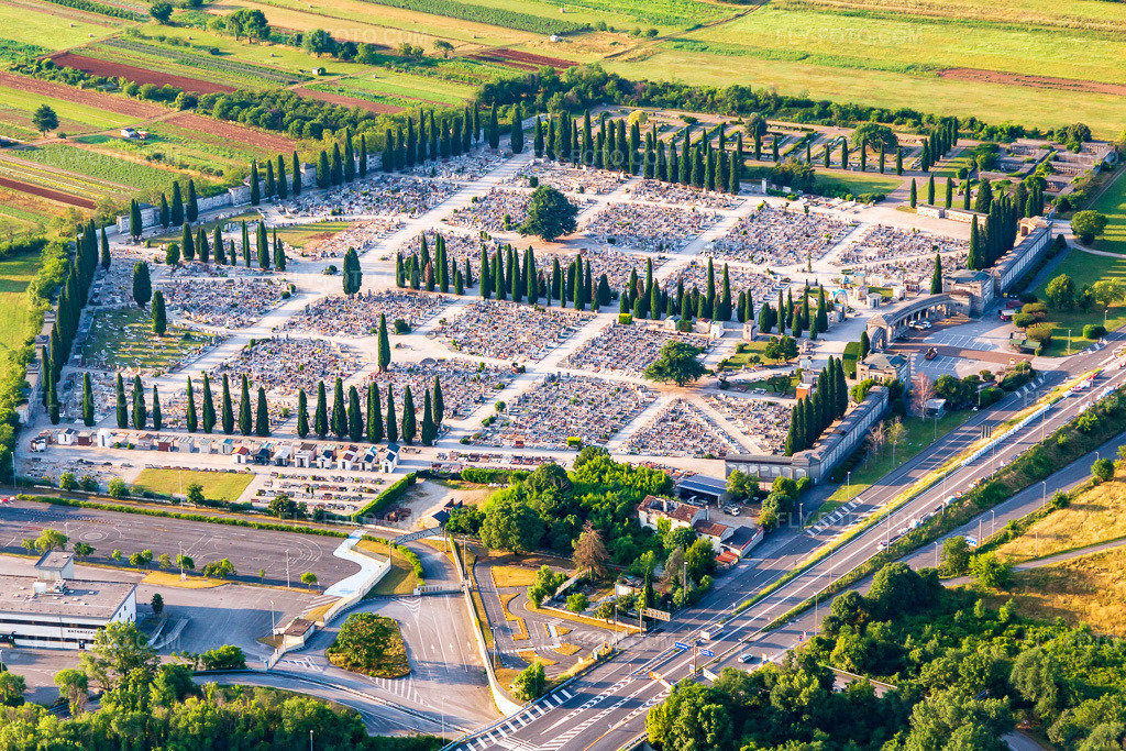Aerial view: Cimitero monumentale di cemetery Gorizia in Gorizia in the state Gorizia, Italy. – Photo: IMG_137609.jpg taken on 07/16/2023 by Werner Riehm/FLY-FOTO.com – Resolution of the original: 4707 x 3138 px