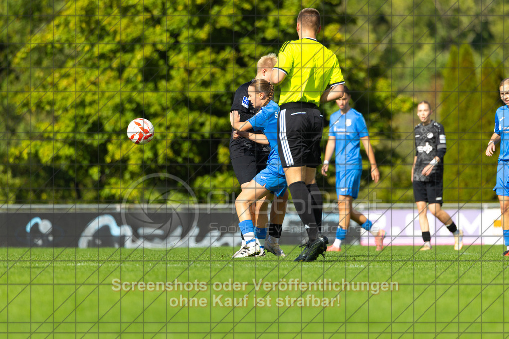 20261010_141955_0735_(c)_by_PhotoPeet | #,1.FC Donzdorf (schwarz) vs. SC Sand (blau), Fußball, EnBW-Oberliga B -Juniorinnen, 05. Spieltag, Saison 2026/2027, Rasenplatz Lautertal Stadion, Süßener Straße 16, 73072 Donzdorf, 10.10.2026 - 14:00 Uhr,Foto: PhotoPeet / Sport- &amp; Eventfotografie / Peter Harich