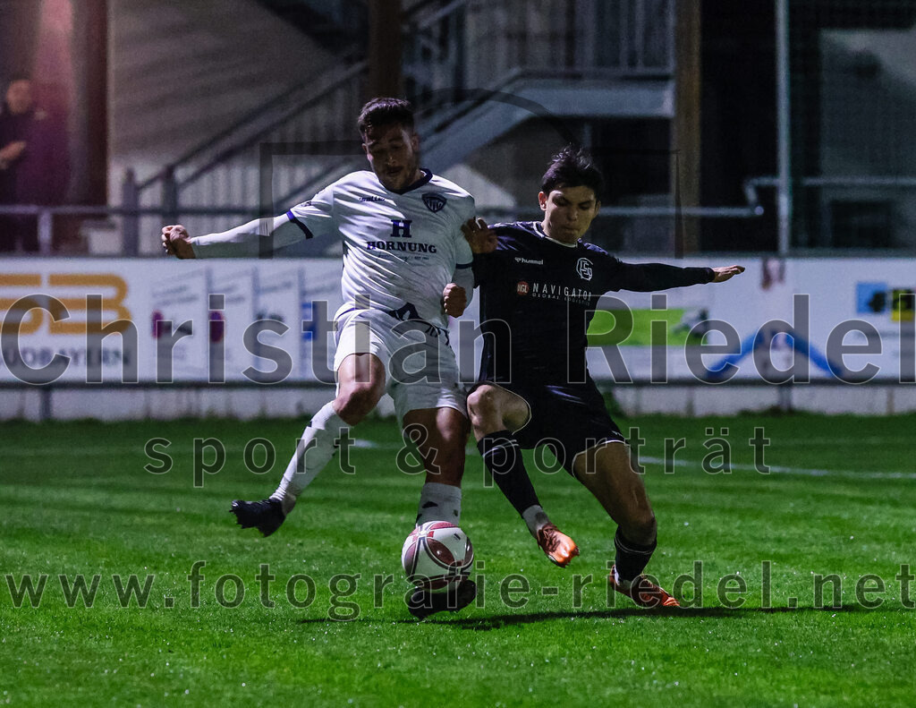 2024-03-15_063_FC_Schwaig_gegen_1_FC_Garmisch-Partenkirchen | Oberding, Deutschland, 15.03.2024:
Fußball, Landesliga Südost 2023 / 2024, 25. Spieltag, FC Schwaig gegen 1. FC Garmisch-Partenkirchen, Endergebnis: 4:0

Jonas Schrimpf (1. FC Garmisch-Partenkirchen, #10), Roman Mavdryk (FC Schwaig, #3)

Foto: Christian Riedel / fotografie-riedel.net