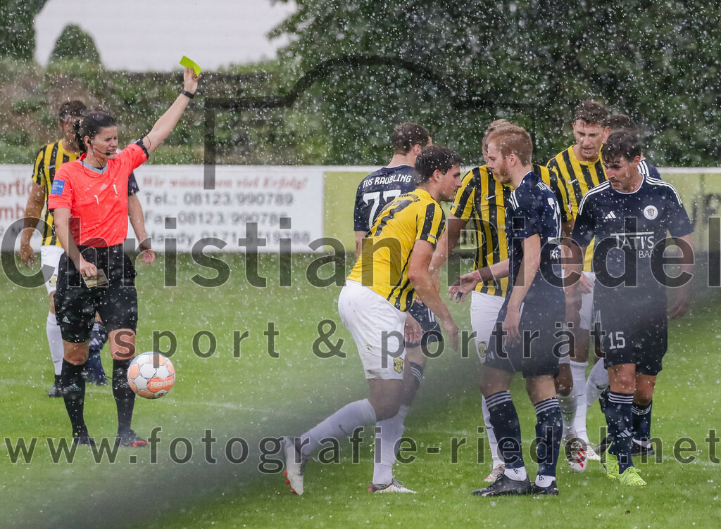2023-07-29_063_FC_Moosinning_gegen_TuS_Raubling | Moosinning, Deutschland, 29.07.2023:
Fußball, Bezirksliga Oberbayern Ost 2023 / 2024, 1. Spieltag, FC Moosinning gegen TuS Raubling, Endergebnis: 0:7

Schiedsrichter Ariane Fichtl, Christian Reiser (FC Moosinning, #17), Dominic Reisner (TuS Raubling, #31), Valentin Schoeffel (TuS Raubling, #15)

Foto: Christian Riedel / fotografie-riedel.net