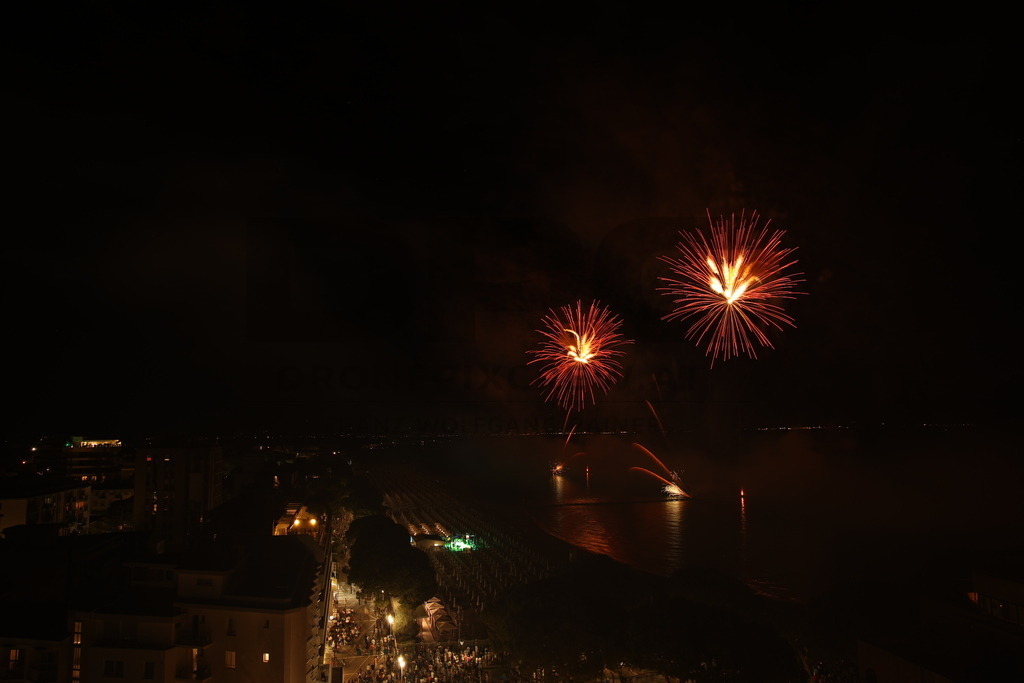 Ferragosto Fireworks in Grado, Italy | GRADO, ITALY, 15.AUG.26 - FIREWORKS - Ferragosto fireworks over the Adriatic Sea in Grado, Italy. Colorful fireworks light up the night sky above the beach, coastline and waterfront during the traditional summer celebration. - Realisiert mit Pictrs.com