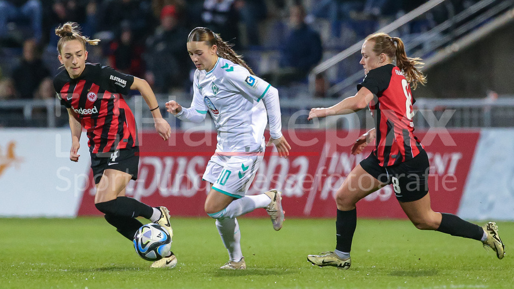 Fussball, Google Pixel Frauen-Bundesliga, Eintracht Frankfurt - SV Werder Bremen | v.li.: Sophia Kleinherne (Eintracht Frankfurt, 4), Tuana Mahmoud (geb. Keles, SV Werder Bremen, 10) und Lisanne Gräwe (Eintracht Frankfurt, 8) im Zweikampf, Duell, Dynamik, Aktion, Action, Spielszene, DIE DFB-RICHTLINIEN UNTERSAGEN JEGLICHE NUTZUNG VON FOTOS ALS SEQUENZBILDER UND/ODER VIDEOÄHNLICHE FOTOSTRECKEN. DFB REGULATIONS PROHIBIT ANY USE OF PHOTOGRAPHS AS IMAGE SEQUENCES AND/OR QUASI-VIDEO.