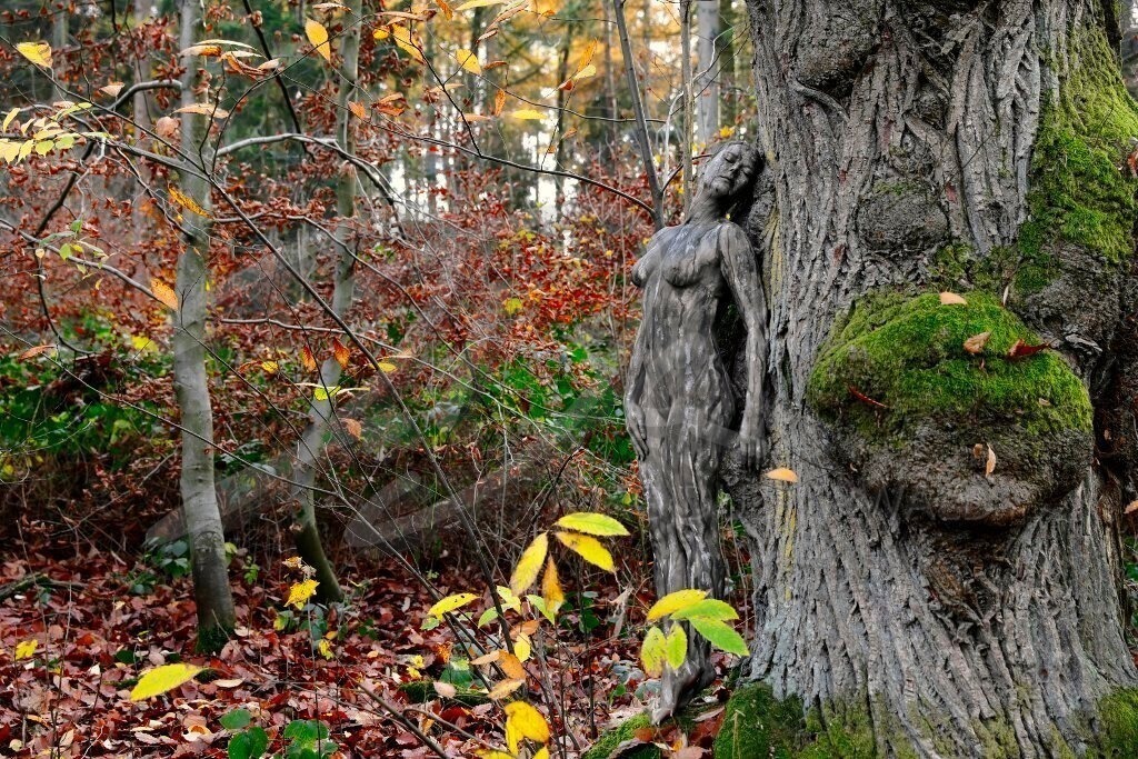 NatureArt-KLÜTLAUB_3208b | Am Stamm reckend | #001 | Modell: Tatjana Heinz | Foto: Tschiponnique Skupin - Realisiert mit Pictrs.com