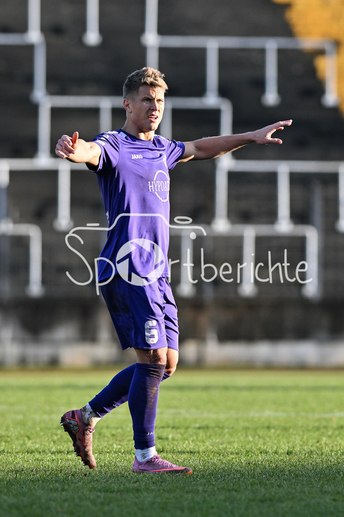 TSV Schwaben Augsburg - FC Bayern Amateure | AUGSBURG, GERMANY - 29. NOVEMBER: im Bild Matthias OSTRZOLEK (TSV Schwaben Augsburg 6) / Einzelfoto / Freisteller beim Ligaspiel zwischen dem TSV Schwaben Augsburg und den Amateuren des FC Bayern am 20. Spieltag der Regionalliga Bayern im Rosenaustadion