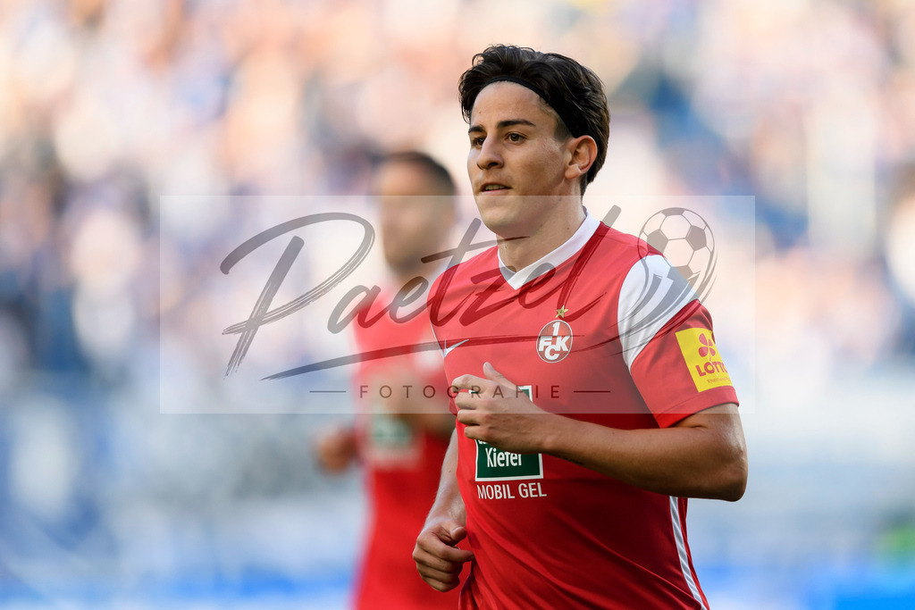 FCMFCK20210904_135 | Fussball, Herren: Nicolas Sessa (1. FC Kaiserslautern) schaut beim Spiel der 3. Liga zwischen 1. FC Magdeburg und 1. FC Kaiserslautern in der MDCC-Arena am 04.09.2021 in Magdeburg, Deutschland.DFB / DFL REGULATIONS PROHIBIT ANY USE OF PHOTOGRAPHS AS IMAGE SEQUENCES AND/OR QUASI-VIDEO. - Realisiert mit Pictrs.com