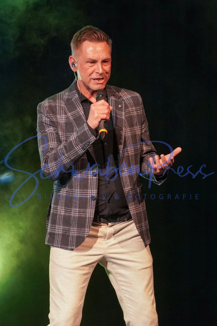 060424Ho1846 | Raimond Dex -Stauferkrone 2024
Der internationale Schlagerwettbewerb Stauferkrone wird 2024 bereits zum fuenften Mal von Maitis Media ausgerichetet. 
Deutschland, Donzodrf, Stadthalle, 06.04.2024


