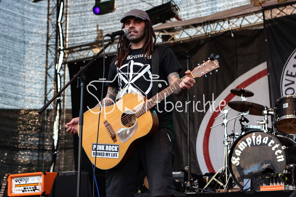 Sommer am Kiez | Dan GANOVE spielt vor "Die Kassierer" beim Augsburger Fesitval " Sommer am Kiez" auf seiner Gitarre, Vorband, Support