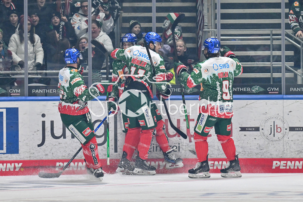 Augsburger Panther - Nürnberg Ice Tigers | Jubel der Hausherren nach dem Treffer zum 3-0 durch Chris COLLINS (Augsburger Panther #10) / happy / Tor / Freude / Torschuetze / DEL: Augsburger Panther - Nuernberg Ice Tigers, Curt Frenzel Stadion am 06.12.2024