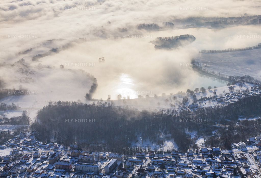 Vue aérienne: Bassin des Mouettes vu du nord-ouest en hiver, avec neige et brouillard à Lauterbourg dans le département Bas Rhin, France.Photo: IMG_36138.jpg prise le 02/01/2011 par Werner Riehm/FLY-FOTO.euRésolution de l'original: 4648 x 3168 px