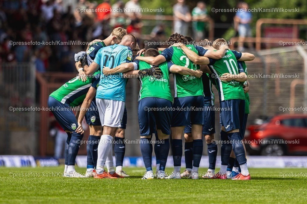xKWI26072501014 | 26.07.2025, xkwix, Fußball, Regionalliga-West, Rot-Weiß Oberhausen - FC Gütersloh, Stadion Niederrhein: FC Gütersloh im Kreis vor dem Anpfiff