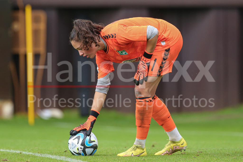 Fussball, Testspiel Frauen, SV Werder Bremen - TSV Pansdorf (U 19-Junioren) | v.li.: Livia Peng (Torhüterin, Torwart, SV Werder Bremen, 1) am Ball, Freisteller, Einzelbild, Ganzkörper, Aktion, Action, Spielszene